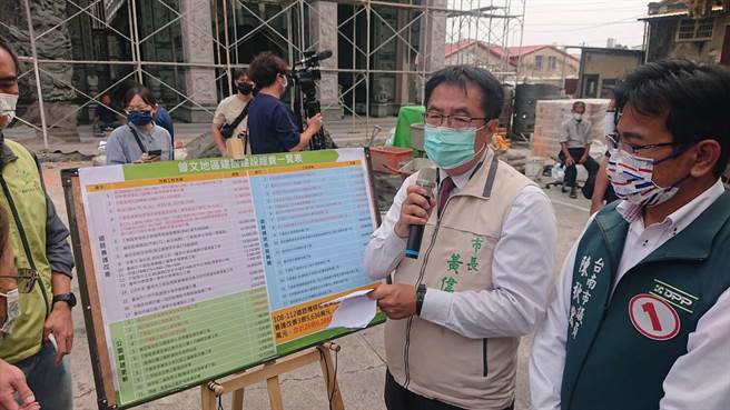 台南市長黃偉哲24日到大內區宣布將拓寬石子瀨主要幹道路寬到8米，是大內重大建設。（程炳璋攝）