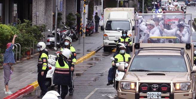 前副总统陈建仁（右起）24日陪同民进党台北市长候选人陈时中在中正、万华区扫街拜票，1位民眾在路边倒比拇指表达不满。（范扬光摄）
