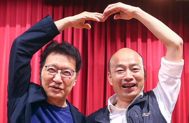 選前倒數兩天，中廣董事長趙少康（左）與前高雄市長韓國瑜（右）合體直播聊選情。韓國瑜表示，民進黨察覺年輕人風向變了，所以今年停止返鄉專車，而且連確診、軍隊都不能投，簡直亂來。（鄧博仁攝）