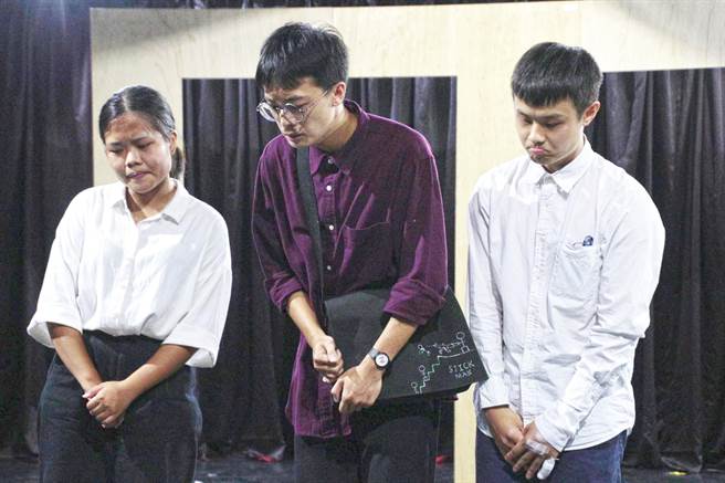 国立中山大学剧场艺术学系本学年两檔毕制戏剧作品《最后的遗言》、《目前想不到》25至27日、12月2至4日两周末接连登场，学生团队用黑色幽默、记者的生活视角，带领观眾反思生活及生命的意义。（国立中山大学提供／袁庭尧高雄传真）