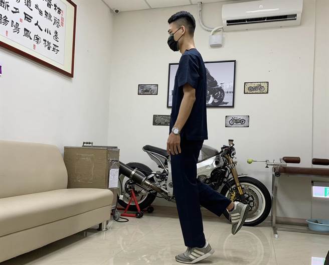 第一式为「踮脚尖」，单脚踮脚尖，重心放于前脚掌，有疼痛即停止；无法平衡时，可用手扶墙壁或桌椅辅助；两脚各15下，做3组。（活力得医疗照护体系提供／杨舒婷高雄传真）
