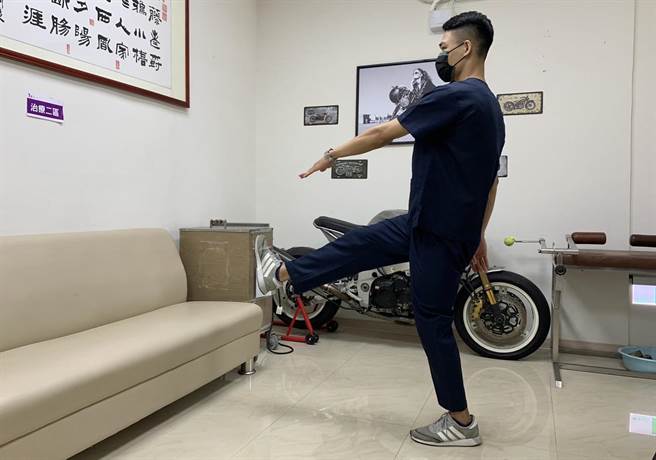 第二式为「前踢正步」，与军人行军姿态相仿，膝盖打直往前踢，脚板翘起，对侧手肘打直，维持水平，尽量把脚抬高至手的高度，腰杆打直，双侧交替做；连续10分钟或有稍微出汗的程度即可。（活力得医疗照护体系提供／杨舒婷高雄传真）