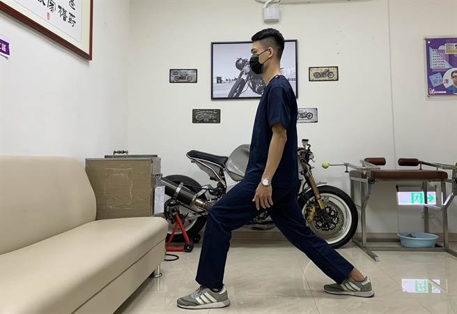 第三式为「弓箭步蹲」，双脚前后放，双侧膝盖同时弯曲，身体重心直直往下，接着双侧膝盖伸直，身体重心往上，回起始动作，双手自然下垂，双侧交替做。此动作可训练大腿后侧的腘旁肌、股四头肌及小腿的腓肠肌与比目鱼肌；连续10分钟或有稍微出汗的程度即可。（活力得医疗照护体系提供／杨舒婷高雄传真）