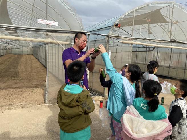 配合食农教育法通过，张斯翔经营的有机专区时常办理相关食农教育活动(图／金门县政府提供)