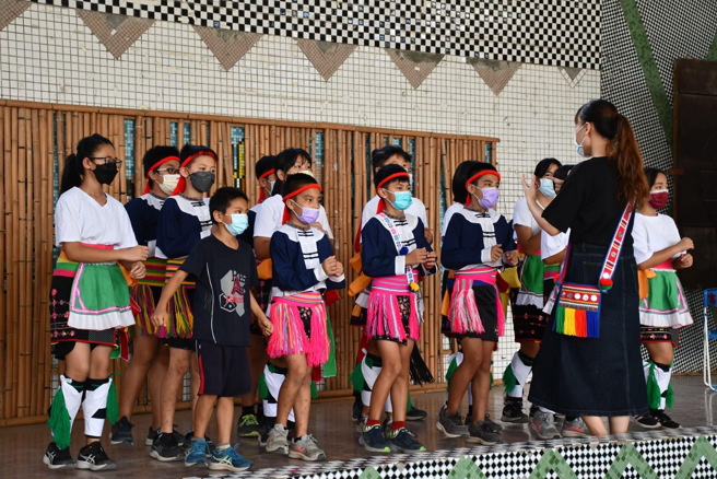 花莲县永丰国小演出为Cilamitay 部落女鬼瀑布传说戏剧及乐舞演出。(照片/教育部提供)