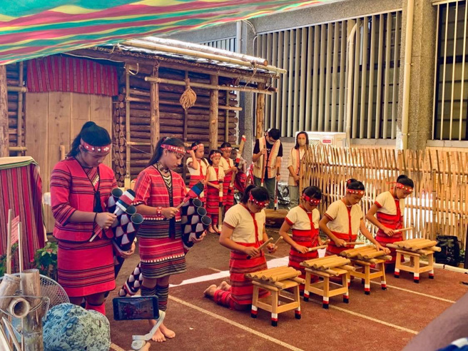 宜蘭縣南山國小辦理學校型態原住民族實驗教育llaqiPyanan實施暨傳統家屋揭牌儀式。(照片/教育部提供)