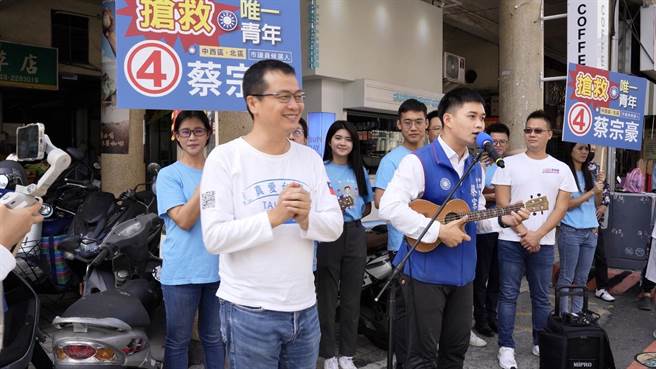 前台北市议员罗智强（前左1）与蔡宗豪（前左2）在街头弹唱小手拉大手。（蔡宗豪阵营提供／程炳璋台南传真）