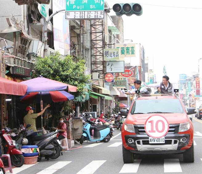 立委林俊宪（右）在吉普车上为子弟兵周嘉韦（左）拜票。（周嘉韦提供／程炳璋台南传真）