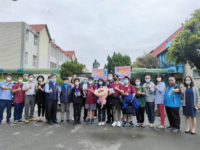 日前溪南國中學生陳恩、吳承穎遠赴德國多特蒙德參加「2022國際奧林匹亞機器人競賽」，榮獲「機器人運動」項目冠軍；另，台中市3所學校學生組成台中聯隊也於「未來工程師」項目獲得第一名佳績。（潘虹恩攝）