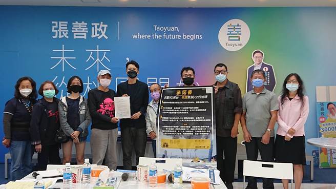 桃园在地联盟与台湾健康空气行动联盟21日邀桃园4位市长候选人签署气候与空污治理承诺书，依序拜会各候选人总部。（桃园在地联盟提供／蔡明亘桃园传真）