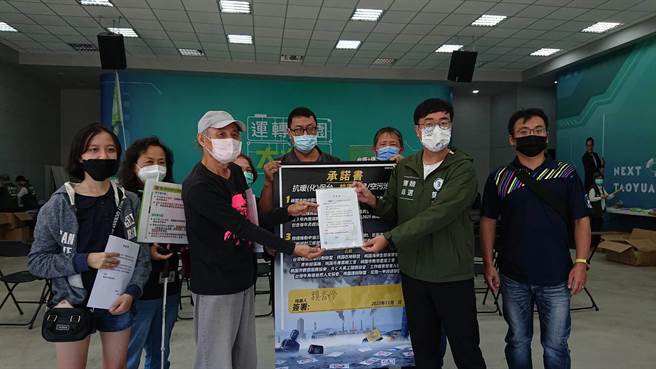 民团表示，民进党桃园市长候选人郑运鹏对气候与空污治理承诺书已读不回，列为今年桃园市长选举唯一不推荐候选人。（桃园在地联盟提供／蔡明亘桃园传真）