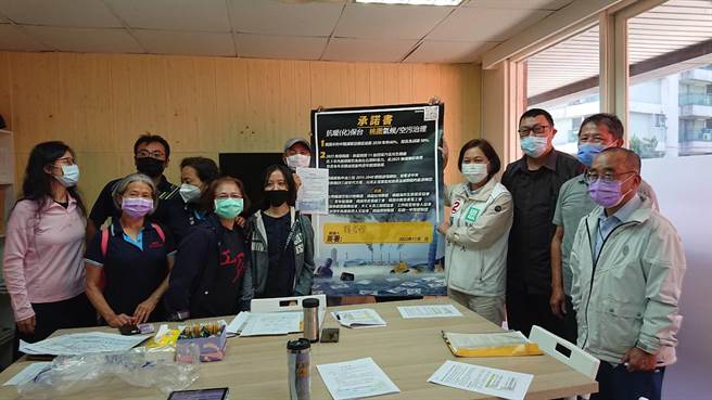 民眾党桃园市长候选人赖香伶21日当天现场就签署气候与空污治理承诺书。（桃园在地联盟提供／蔡明亘桃园传真）
