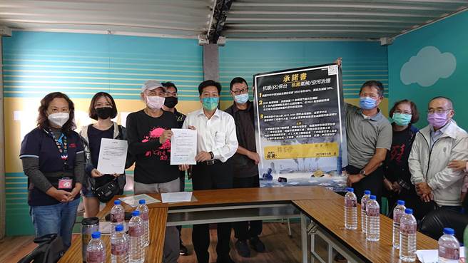 无党籍桃园市长候选人郑宝清21日当天就签署气候与空污治理承诺书（桃园在地联盟提供／蔡明亘桃园传真）