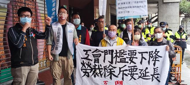 工斗认为，如韩国、日本、中国大陆等筹组工会门槛都较台湾来的低，这无非剥夺这些劳工筹组工会的权利，呼吁应把门槛下修为10人。（林良齐摄）