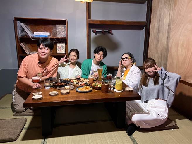 演员臧芮轩（左二）及刘育仁（左三）一同到《食尚玩家》宣传新剧。（TVBS提供）