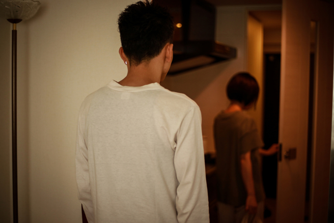 嫩妹遭骗进房硬上急喊「先培养感情」，色男撑久尿急被她跑了 。(达志影像)