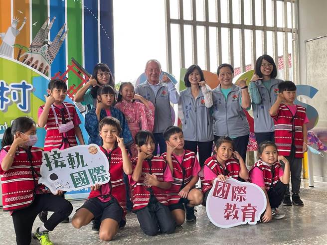 苗栗县国际教育村情境教室，24日由苗栗县长徐耀昌主持揭牌。（公馆国中提供／谢明俊苗栗传真）