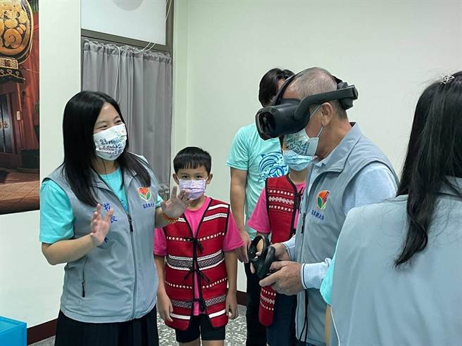 苗栗县国际教育村情境教室，24日由苗栗县长徐耀昌主持揭牌，并实地体验VR情景。（公馆国中提供／谢明俊苗栗传真）