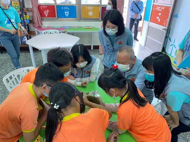 苗栗县国际教育村情境教室，24日由苗栗县长徐耀昌主持揭牌，并与小朋友一同体验课程。（公馆国中提供／谢明俊苗栗传真）