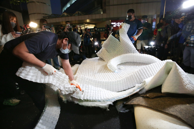 大S还回去S Hotel的床垫已被割烂。（陈俊吉摄影）