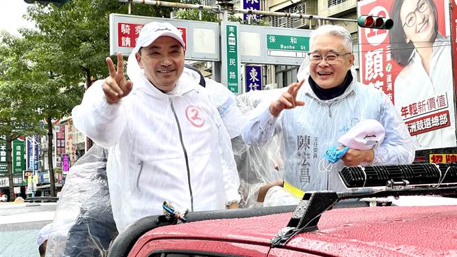 新北市长侯友宜下午到芦洲，与子弟兵吴训孝一起车队扫街，芦洲竞总主委陈宏昌也同车陪同。（吕健豪摄）