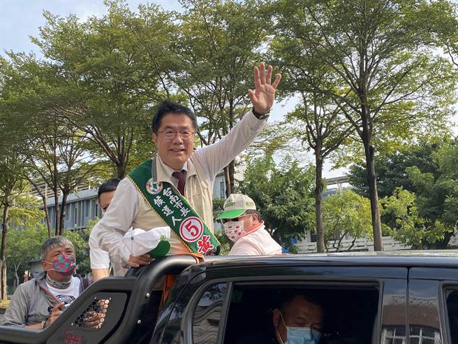 拚連任的台南市長黃偉哲持續車隊掃街，呼籲大家踴躍投票。(曹婷婷攝)