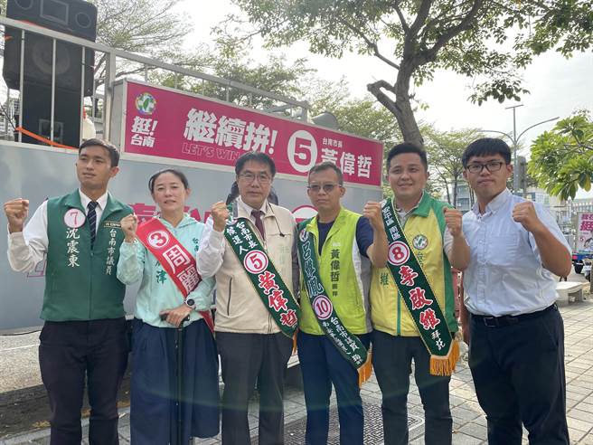 台南市長黃偉哲(左三)與安平區南區和中西區市議員候選人一起車隊掃街。(曹婷婷攝)