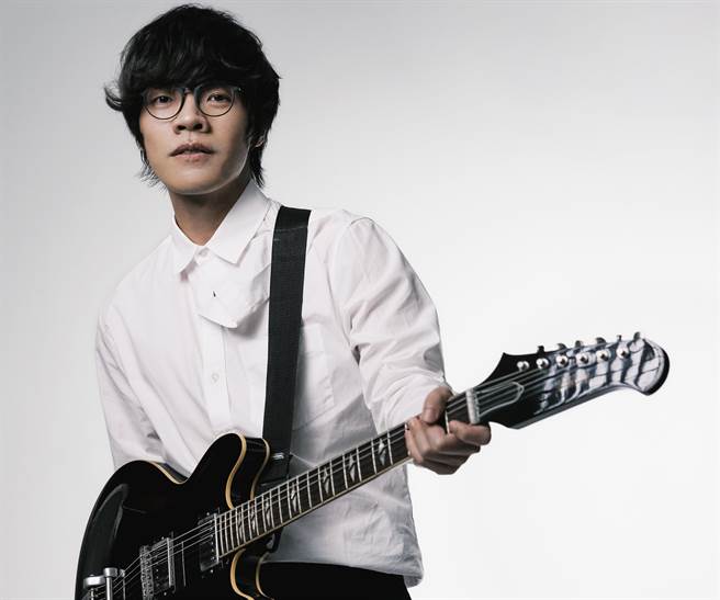 卢广仲翻唱暗黑版〈天黑黑〉。（Disney＋ 提供）