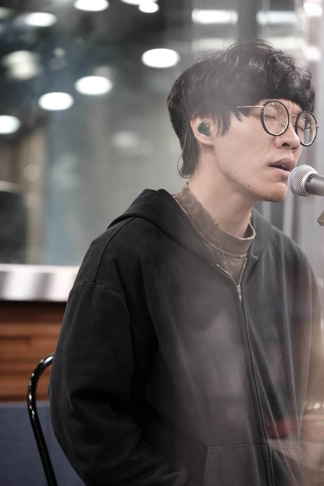 卢广仲翻唱暗黑版〈天黑黑〉。（Disney＋ 提供）