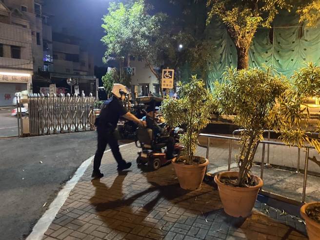 员警协助将电动代步车推加抬到活动中心充电。（翻摄照片／高雄洪靖宜传真）