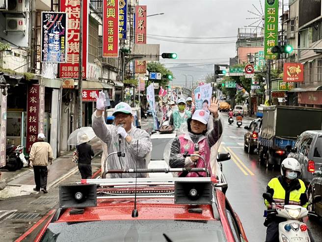 民进党新北市长候选人林佳龙至树林区车队扫街。（陈慰慈摄）