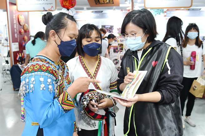 2022大学社会责任实践博览会以「大学筑光．智匯永续」为主题，呈现91所大专校院、196个团队近五年执行USR的丰硕成果。（静宜大学提供）