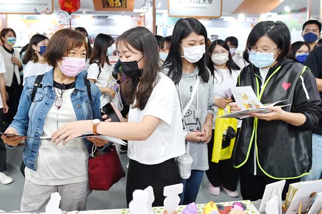 静宜在颁奖典礼中成为瞩目焦点，一举拿下人气互动首奖、人气微电影首奖及人气摄影二奬等三项大奖。（静宜大学提供）