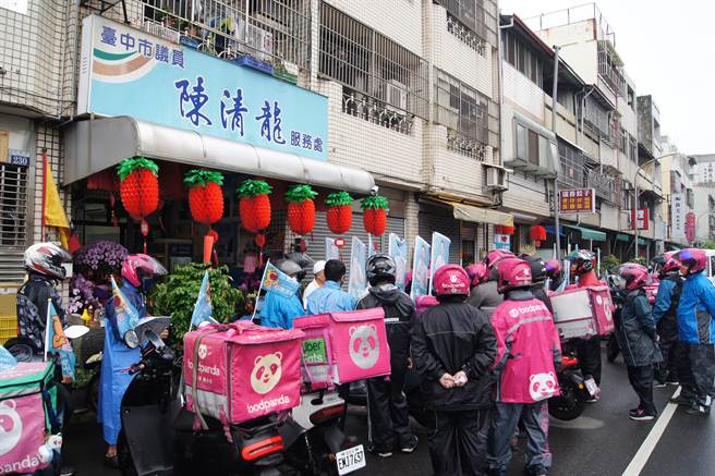台中市议员陈清龙丰原服务处门口，今天下午聚集数十位熊猫（foodpanda）外送员，主动来力挺陈清龙竞选连任帮忙车队扫街宣传造势。（陈清龙服务处提供）