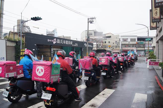 台中市议员陈清龙丰原服务处门口，今天下午聚集数十位熊猫（foodpanda）外送员，主动来力挺陈清龙竞选连任帮忙车队扫街宣传造势。（陈清龙服务处提供）