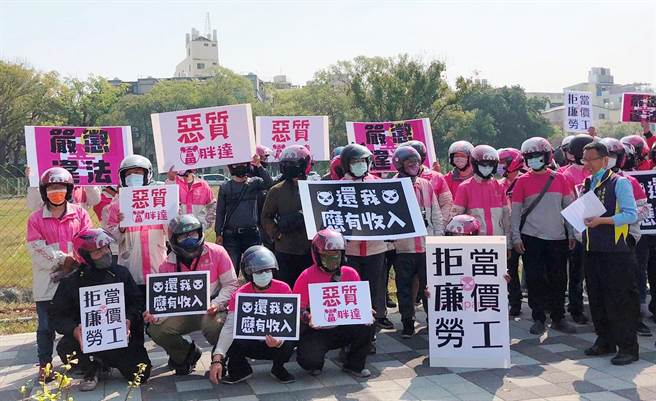 台中市议员陈清龙丰原服务处门口，今天下午聚集数十位熊猫（foodpanda）外送员，主动来力挺陈清龙竞选连任帮忙车队扫街宣传造势。（陈清龙服务处提供）