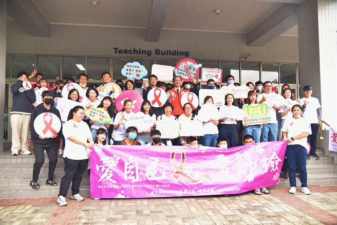 南投县卫生局24日在南开科技大学，举办爱滋日音乐快闪活动。（南投县政府提供／廖志晃南投传真）