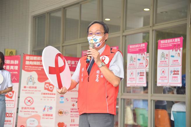 南投县卫生局长陈南松，24日到南开科技大学宣导认识爱滋病。（南投县政府提供／廖志晃南投传真）