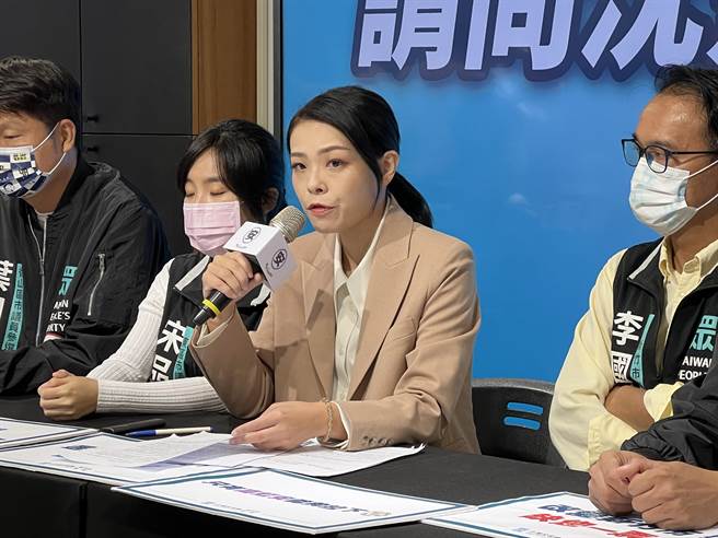 民眾黨新竹市長候選人高虹安24日開記者會，點出新竹棒球場18項缺失，也質疑市府對新竹棒球場是否為A級球場說法反覆。（王惠慧攝）