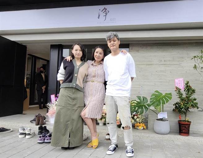 林美照与女儿女婿在「净」工作室前开心合影。（图／万鸿提供）