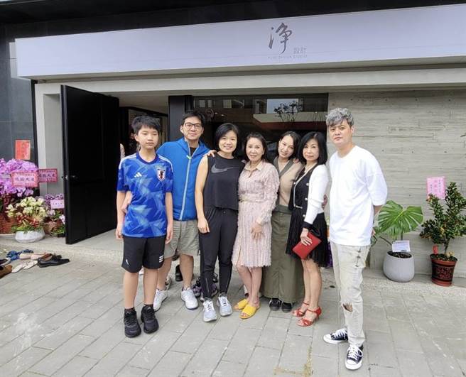 林美照与女儿女婿及家人在「净」工作室前开心合影。（图／万鸿提供）