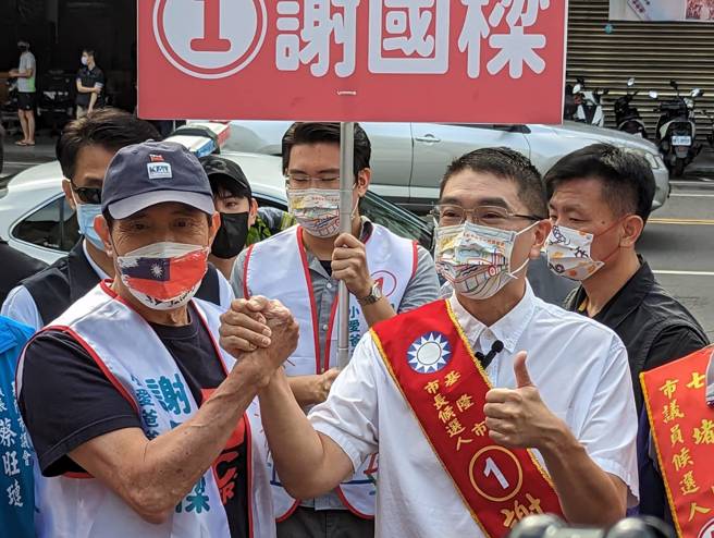 前总统马英九（左）将于25日上午陪同国民党基隆市长候选人谢国梁（右）扫街拜票。（张志康摄）