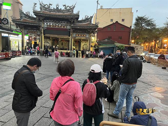 鹿港天后宫24日开放点灯，吸引大排长龙。（鹿港天后宫提供／吴敏菁彰化传真）