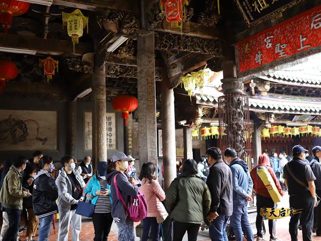 鹿港天后宫24日开放点灯，吸引大排长龙。（鹿港天后宫提供／吴敏菁彰化传真）