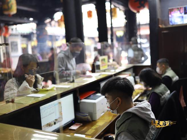 鹿港天后宫24日开放点灯，吸引大排长龙。（鹿港天后宫提供／吴敏菁彰化传真）