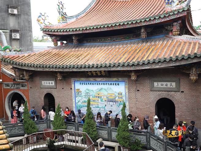 鹿港天后宫24日开放点灯，吸引大排长龙。（鹿港天后宫提供／吴敏菁彰化传真）