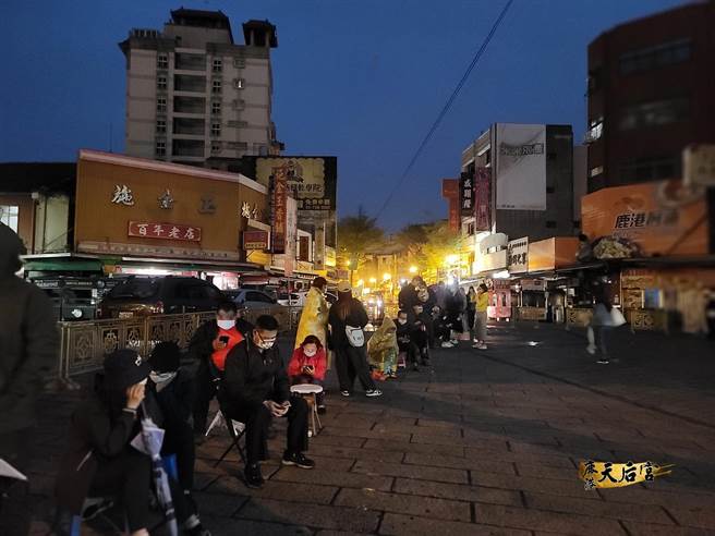 鹿港天后宫24日开放点灯，吸引大排长龙。（鹿港天后宫提供／吴敏菁彰化传真）