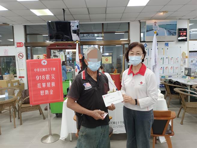 中华民国红十字会近日在花莲富里乡、玉里镇、台东长滨乡、成功镇、池上乡、海端乡、延平乡、鹿野乡等乡镇公所发送红单户每户４万元的慰问金。（红十字会提供／林良齐台北传真）