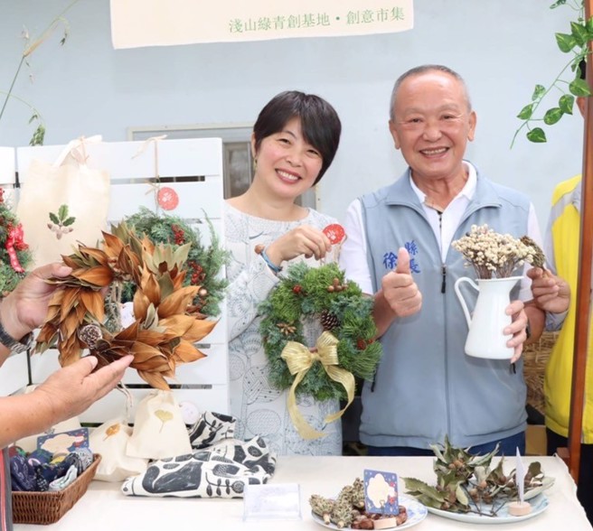 县长参观市集摊位。(图/苗栗县府提供)