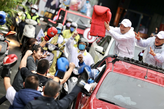 支持民眾还送上一个特大号拳击手套，希望侯市长「拳力出击、拳力以赴」，继续为市民打拚。(图/侯友宜选举办公室提供)